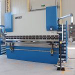 د Wc67y 40t چینه د فولډ لارښود دستګاه ماشین لاس په مطبوعاتي بریک کې فعالیت کوي، په ذخیره کې د موټرو ګنډل